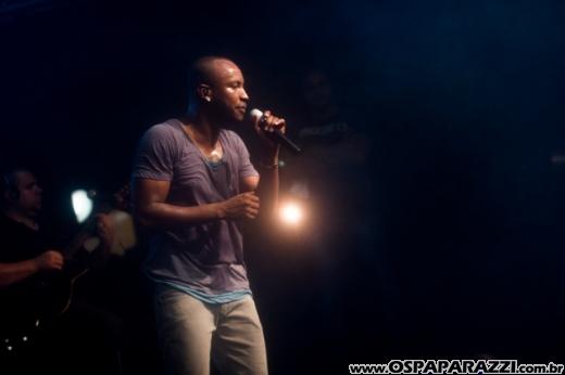 Thiaguinho apresenta-se na Fazenda Coléginho em Jacareí