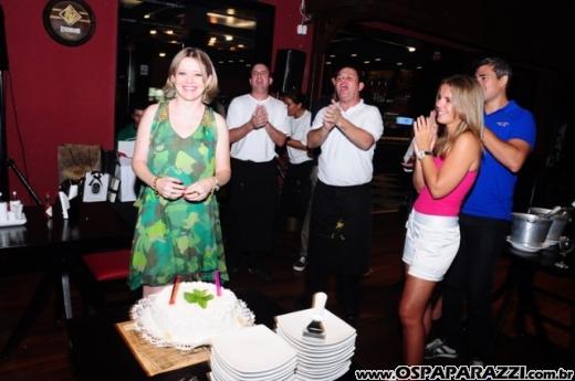 Patricia Couto recebe parabéns no SantOnofre Boteco Bistrô