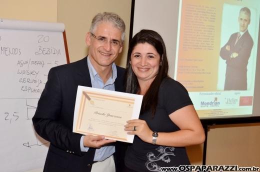 Cerimonialista Roberto Cohen ministra workshop, em São José