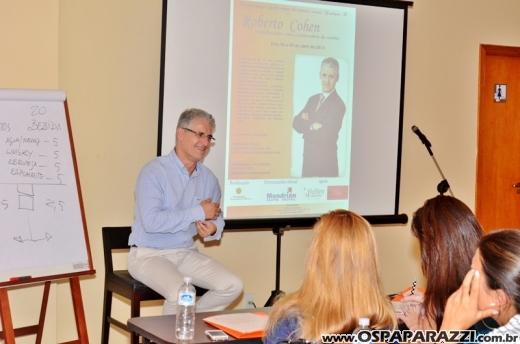 Cerimonialista Roberto Cohen ministra workshop, em São José