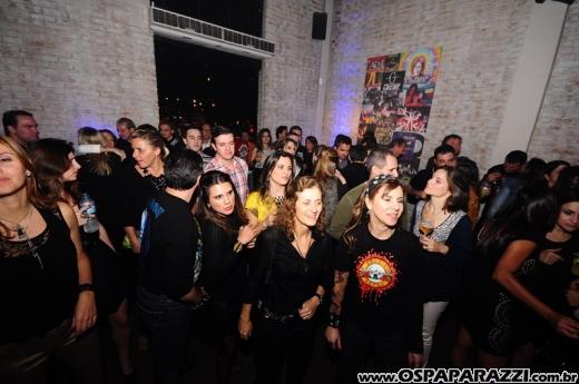 Banda Gestalt agita festa temática de Rock in Pátio