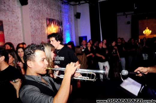 Banda Gestalt agita festa temática de Rock in Pátio