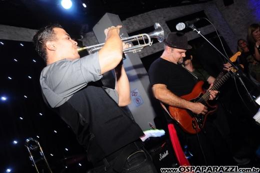Banda Gestalt agita festa temática de Rock in Pátio