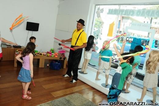 Bicho Papão promove oficina de circo para seus clientes mirins
