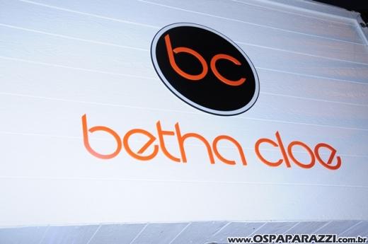 Betha Cloe convida para Coquetel de Natal com maquiador