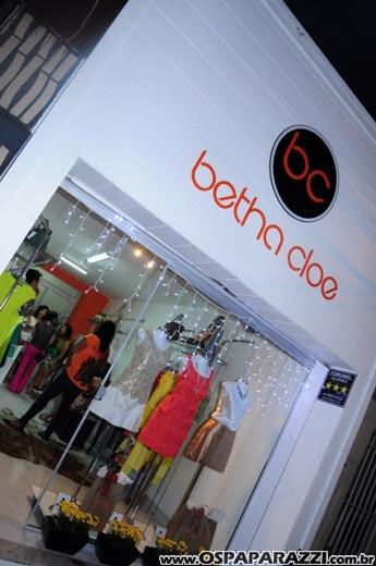 Betha Cloe convida para Coquetel de Natal com maquiador