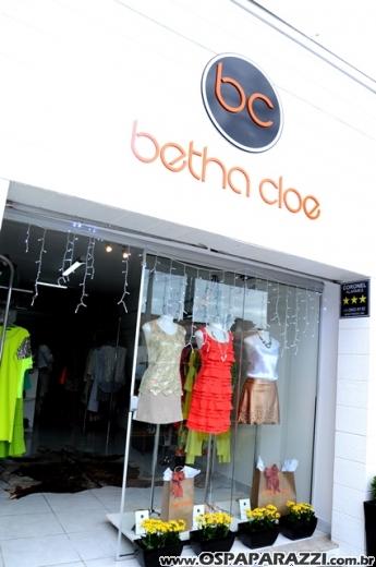 Betha Cloe convida para Coquetel de Natal com maquiador