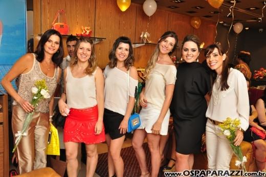 Andrea, Cris e Mari comemoram aniversário com festa diferente
