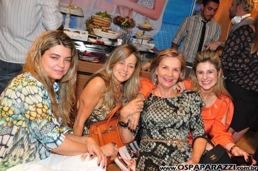 Andrea, Cris e Mari comemoram aniversário com festa diferente