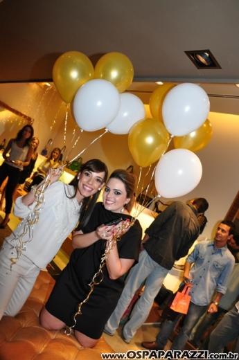 Andrea, Cris e Mari comemoram aniversário com festa diferente