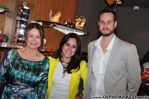 Andrea, Cris e Mari comemoram aniversário com festa diferente