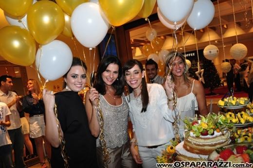 Andrea, Cris e Mari comemoram aniversário com festa diferente