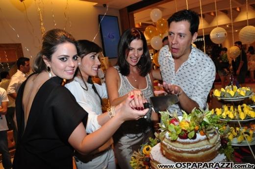 Andrea, Cris e Mari comemoram aniversário com festa diferente