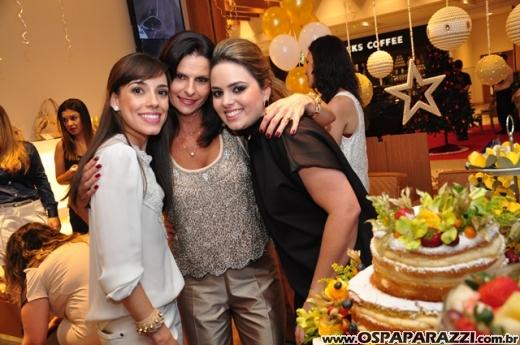 Andrea, Cris e Mari comemoram aniversário com festa diferente