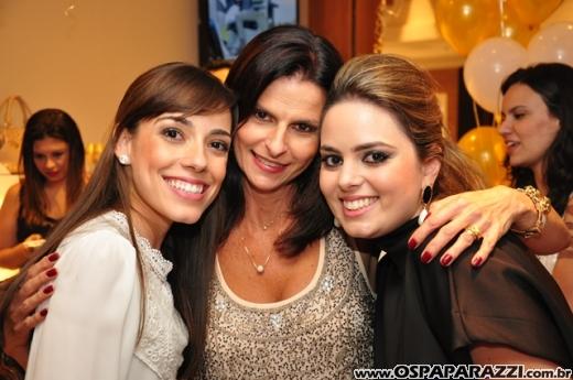 Andrea, Cris e Mari comemoram aniversário com festa diferente