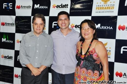 Fabrício Máximo canta parabéns em festa no Urbanova