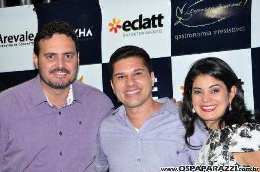 Fabrício Máximo canta parabéns em festa no Urbanova