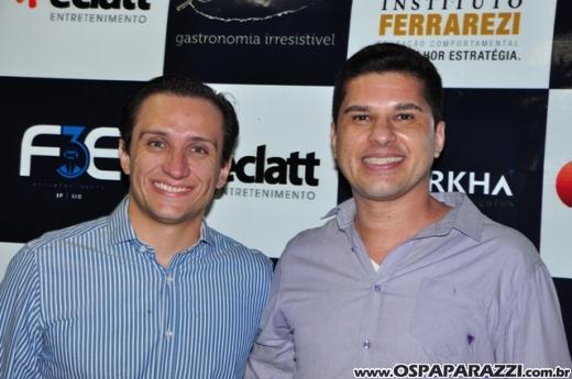 Fabrício Máximo canta parabéns em festa no Urbanova