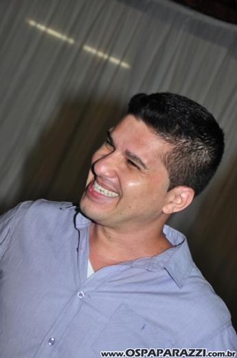 Fabrício Máximo canta parabéns em festa no Urbanova