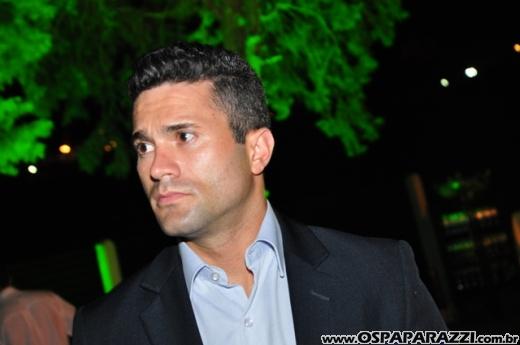 Fabrício Máximo canta parabéns em festa no Urbanova