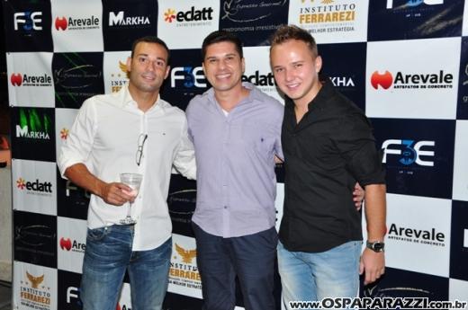 Fabrício Máximo canta parabéns em festa no Urbanova