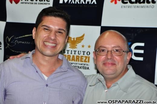 Fabrício Máximo canta parabéns em festa no Urbanova