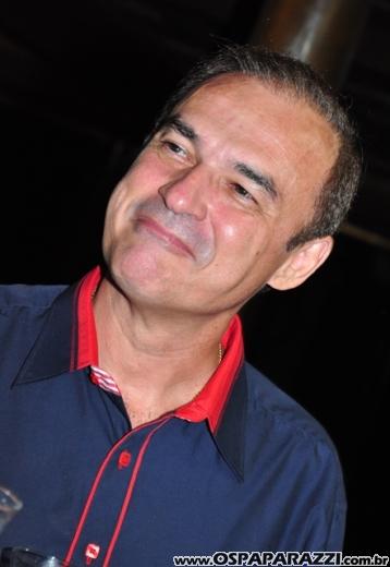 Fabrício Máximo canta parabéns em festa no Urbanova