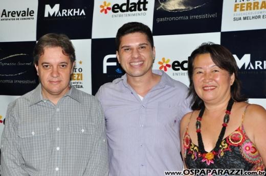 Fabrício Máximo canta parabéns em festa no Urbanova