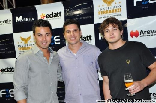 Fabrício Máximo canta parabéns em festa no Urbanova