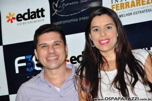 Fabrício Máximo canta parabéns em festa no Urbanova