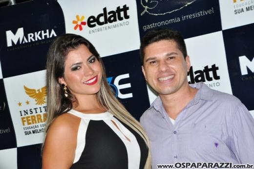 Fabrício Máximo canta parabéns em festa no Urbanova