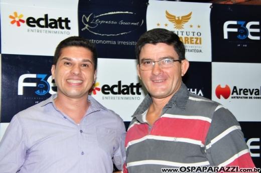 Fabrício Máximo canta parabéns em festa no Urbanova