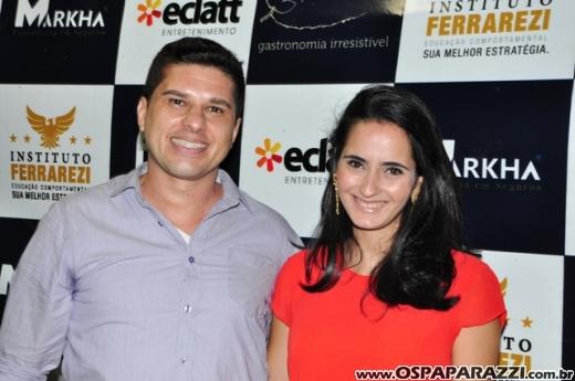 Fabrício Máximo canta parabéns em festa no Urbanova