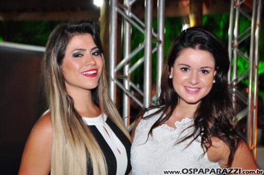 Fabrício Máximo canta parabéns em festa no Urbanova