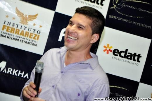 Fabrício Máximo canta parabéns em festa no Urbanova