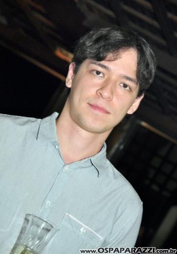 Fabrício Máximo canta parabéns em festa no Urbanova