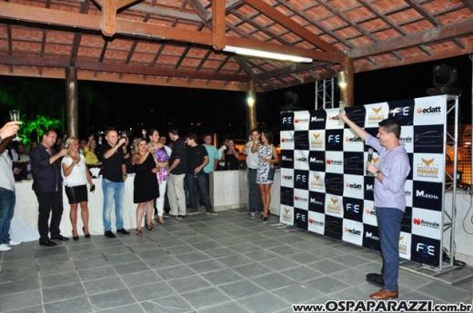 Fabrício Máximo canta parabéns em festa no Urbanova