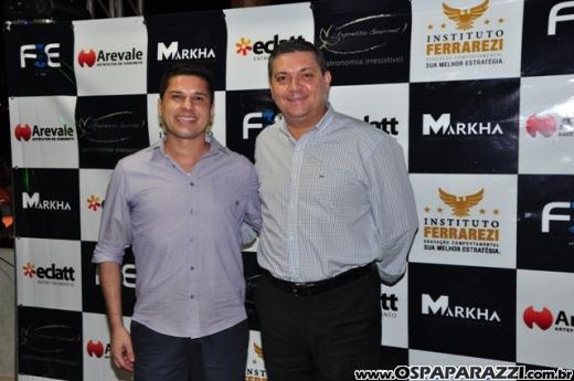 Fabrício Máximo canta parabéns em festa no Urbanova