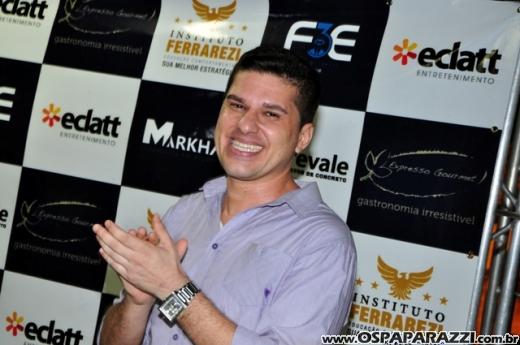 Fabrício Máximo canta parabéns em festa no Urbanova