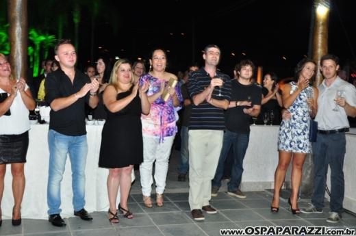 Fabrício Máximo canta parabéns em festa no Urbanova