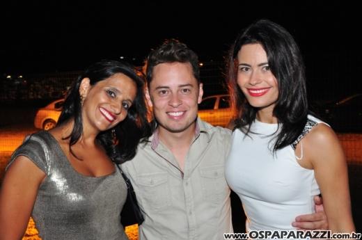 Fabrício Máximo canta parabéns em festa no Urbanova