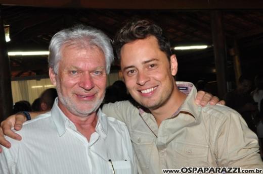 Fabrício Máximo canta parabéns em festa no Urbanova
