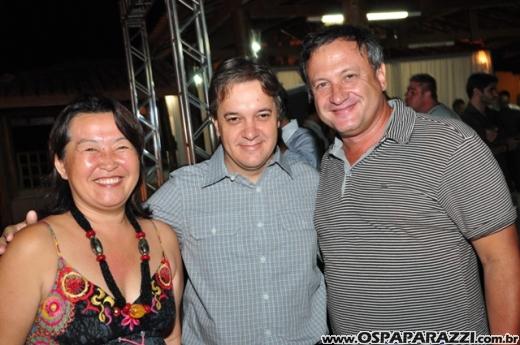 Fabrício Máximo canta parabéns em festa no Urbanova
