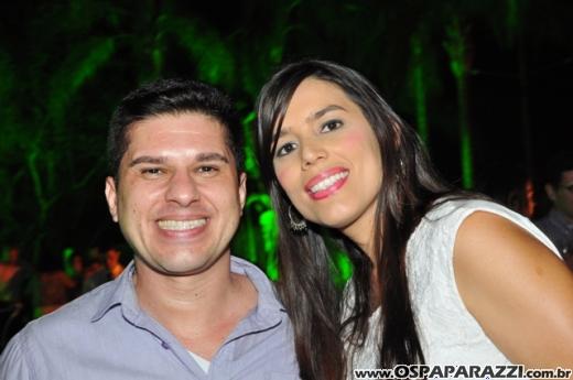 Fabrício Máximo canta parabéns em festa no Urbanova