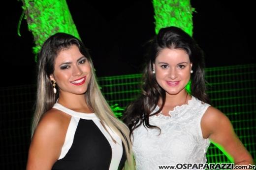 Fabrício Máximo canta parabéns em festa no Urbanova