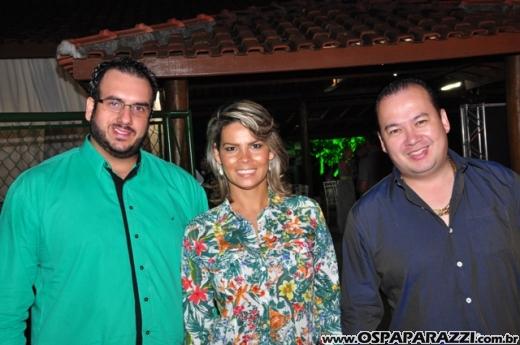 Fabrício Máximo canta parabéns em festa no Urbanova