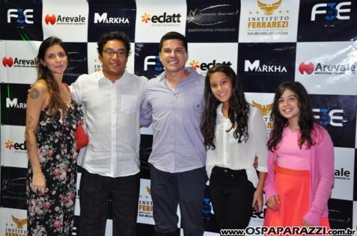 Fabrício Máximo canta parabéns em festa no Urbanova