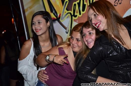 Leo Rodriguez faz Selfie com fãs na Estância Nativa Sertaneja