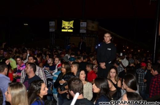 Leo Rodriguez faz Selfie com fãs na Estância Nativa Sertaneja