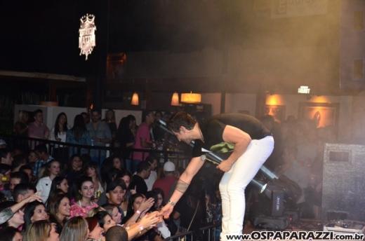Leo Rodriguez faz Selfie com fãs na Estância Nativa Sertaneja